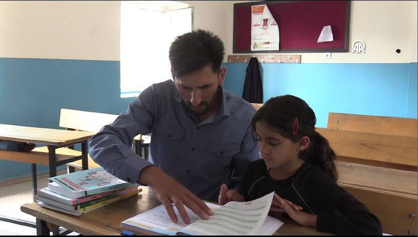 Bu okulda 3 yıldır tek bir öğrenci var. 9 yaşındaki Hasret artık sınıf arkadaşı istiyor - Resim: 13